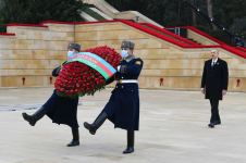 Президент Ильхам Алиев и Первая леди Мехрибан Алиева посетили Аллею шехидов в связи с 31-й годовщиной кровавой трагедии 20 Января (ФОТО/ВИДЕО)