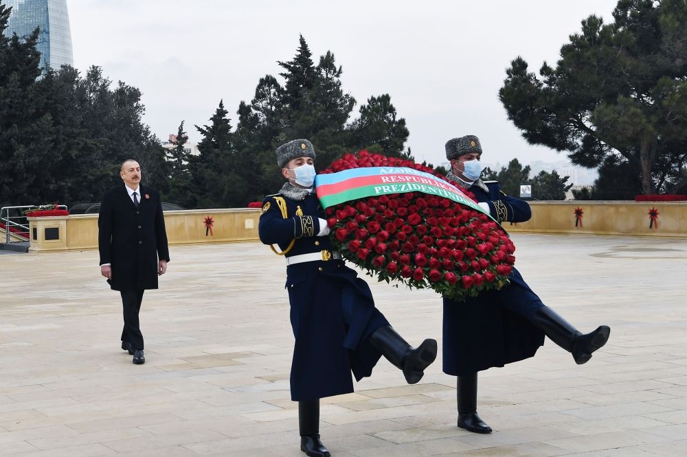 Azerbaijani president, first lady visit Alley of Martyrs on 31st anniversary of 20 January tragedy (PHOTO)