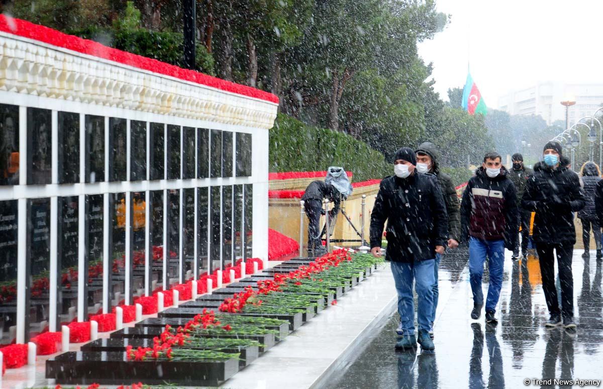 Azerbaijani people honoring memory of 20 January tragedy victims (PHOTOS)