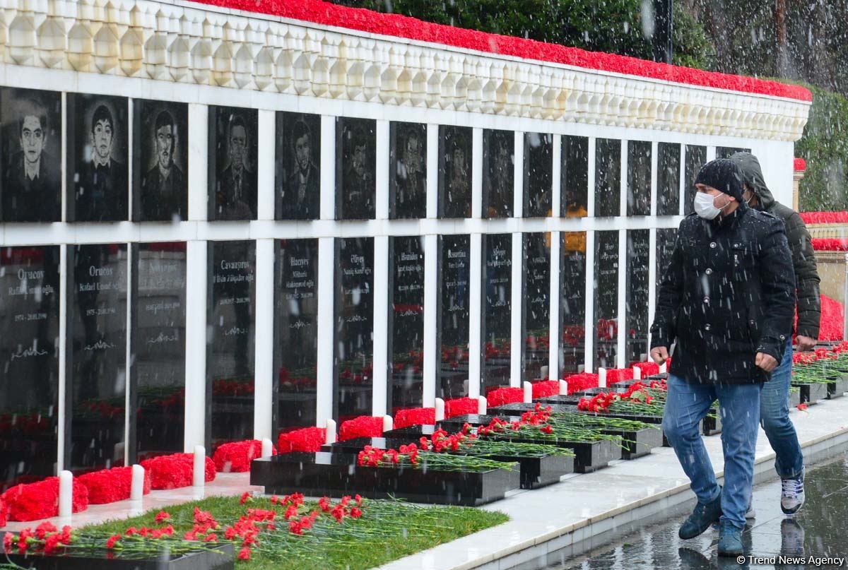Azerbaijani people honoring memory of 20 January tragedy victims (PHOTOS)