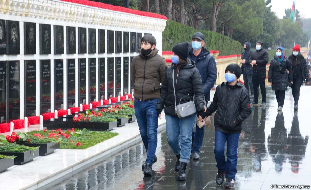 Azerbaijani people honoring memory of 20 January tragedy victims (PHOTOS)