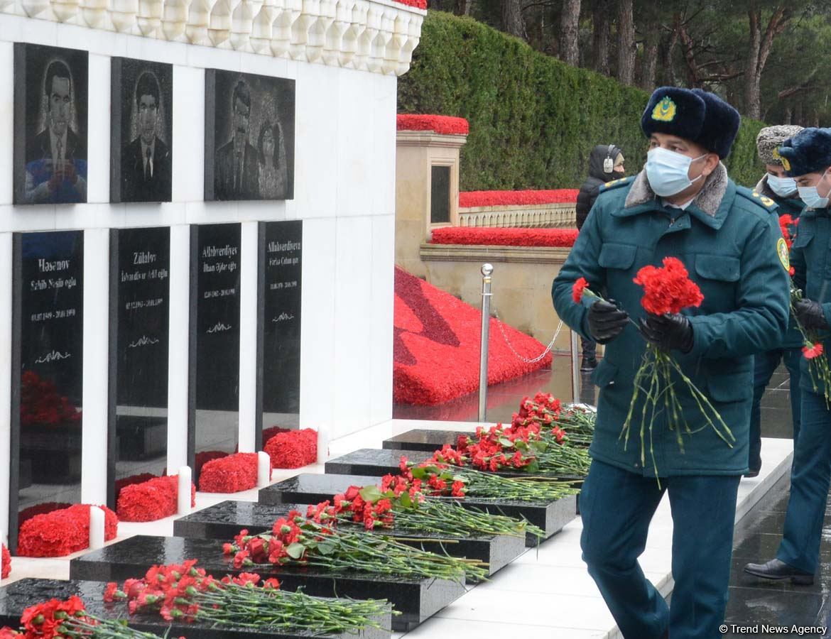 Azerbaijani people honoring memory of 20 January tragedy victims (PHOTOS)