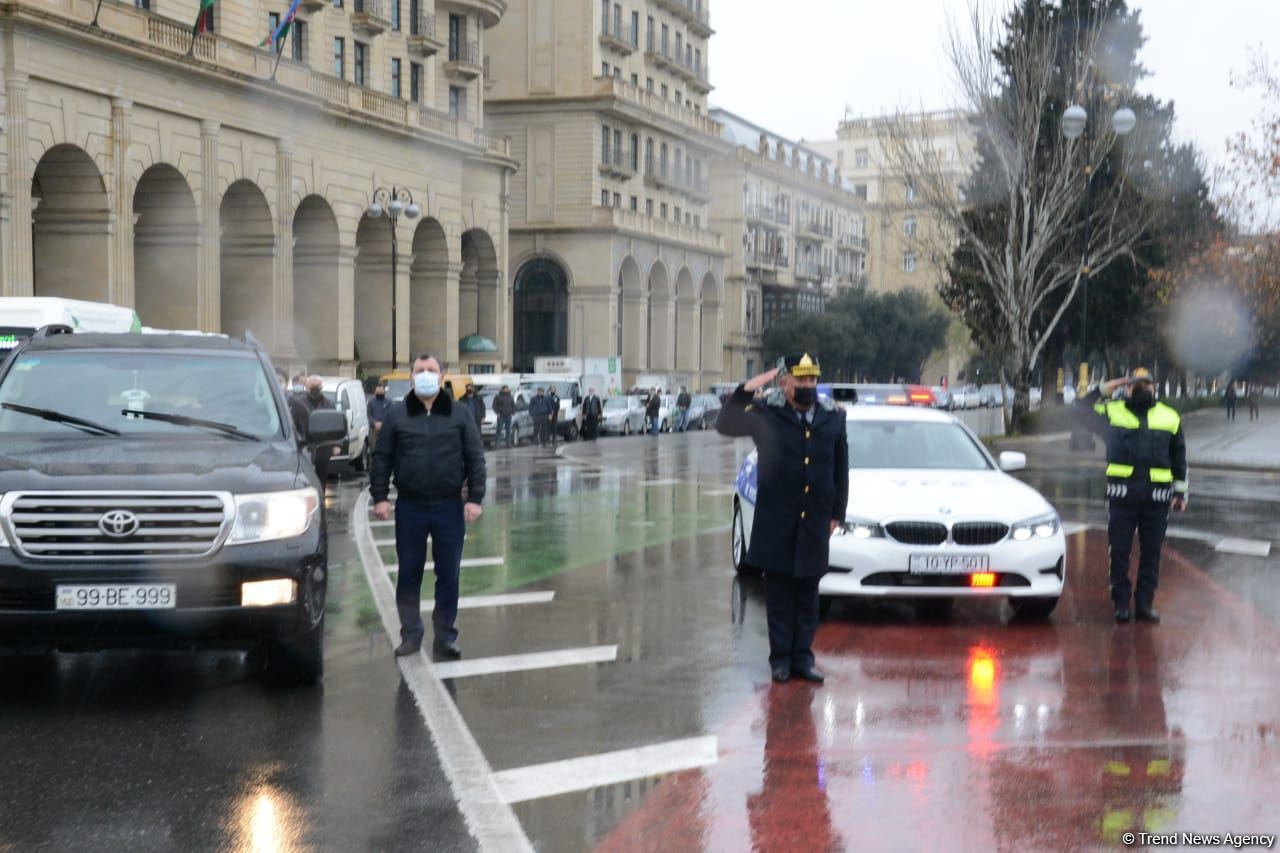 В Азербайджане память шехидов почтена минутой молчания, приостановлено движение транспорта (ФОТО/ВИДЕО)