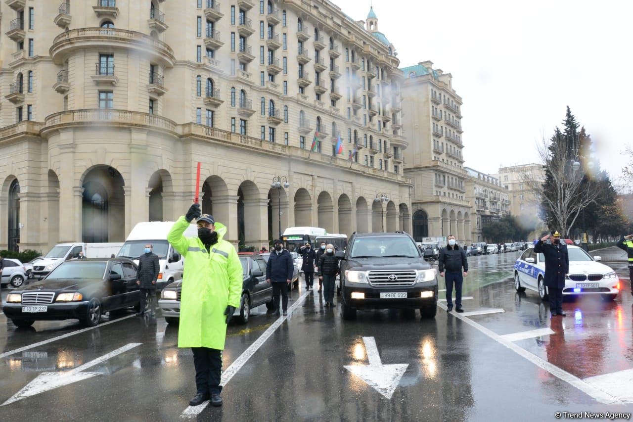 В Азербайджане память шехидов почтена минутой молчания, приостановлено движение транспорта (ФОТО/ВИДЕО)