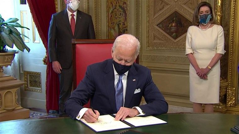 Байден подписал ряд указов в первый день пребывания в должности президента США