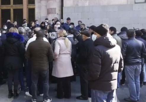 Добровольцы собрались у здания минобороны Армении с требованием получить разъяснения по поводу компенсации