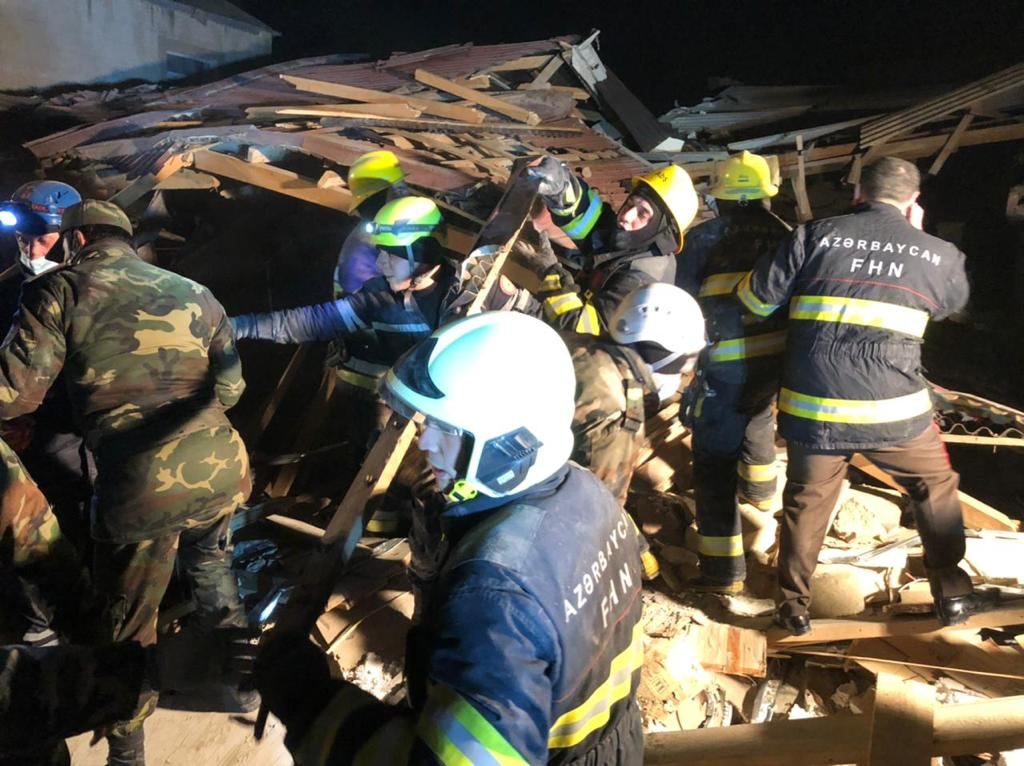 Из-под завалов разрушенного дома в Хырдалане извлечено тело одного человека (ФОТО/ВИДЕО) (Обновлено)