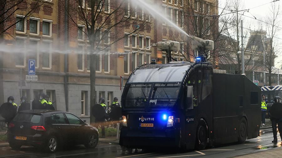 Полиция применила водометы для разгона демонстраций в Амстердаме и Эйндховене