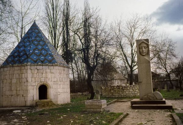 Всемирно известный фотограф показал, как армяне разрушили памятник Натаван в Агдаме (ФОТО/ВИДЕО)