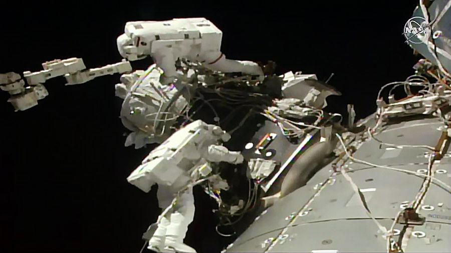 Астронавты NASA выходе в космос столкнулись с проблемой с кабелем на МКС