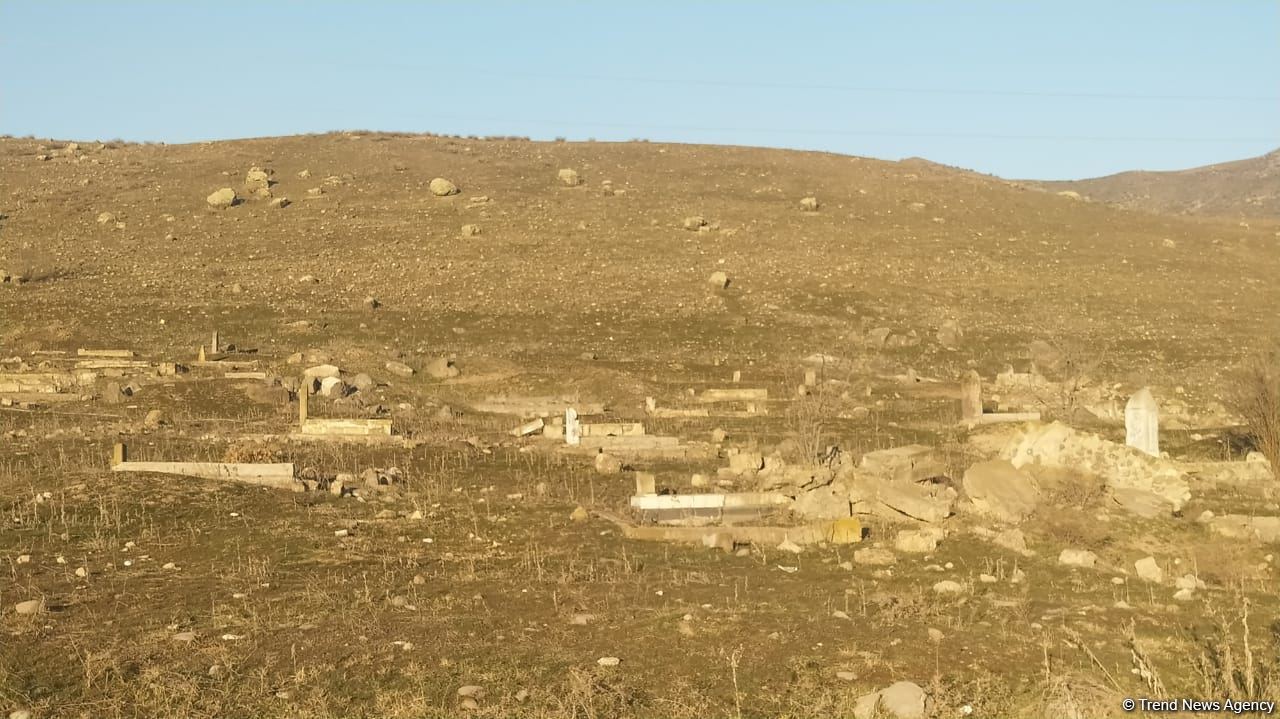 Разрушенное армянами кладбище в селе Сарай Губадлинского района (ФОТО)