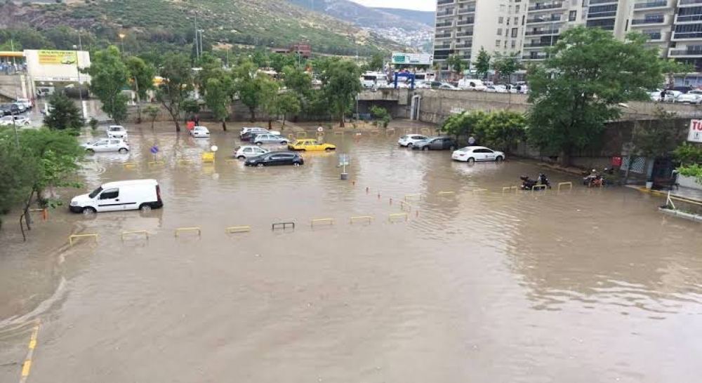 Несколько районов Измира на западе Турции затопило после ливней