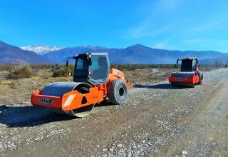 Azerbaijani state agency talks reconstruction work on int'l highway (PHOTO)