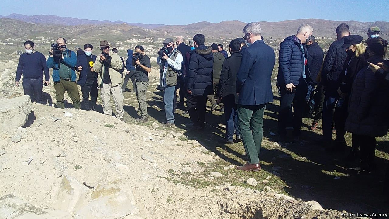 Представители дипкорпуса ознакомились с разрушенным армянами кладбищем в Джебраиле - репортаж Trend TV