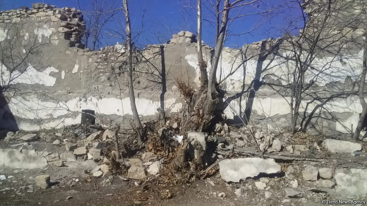 Представители дипкорпуса ознакомились с разрушенным армянами домом культуры в Джебраиле (ФОТО/ВИДЕО)