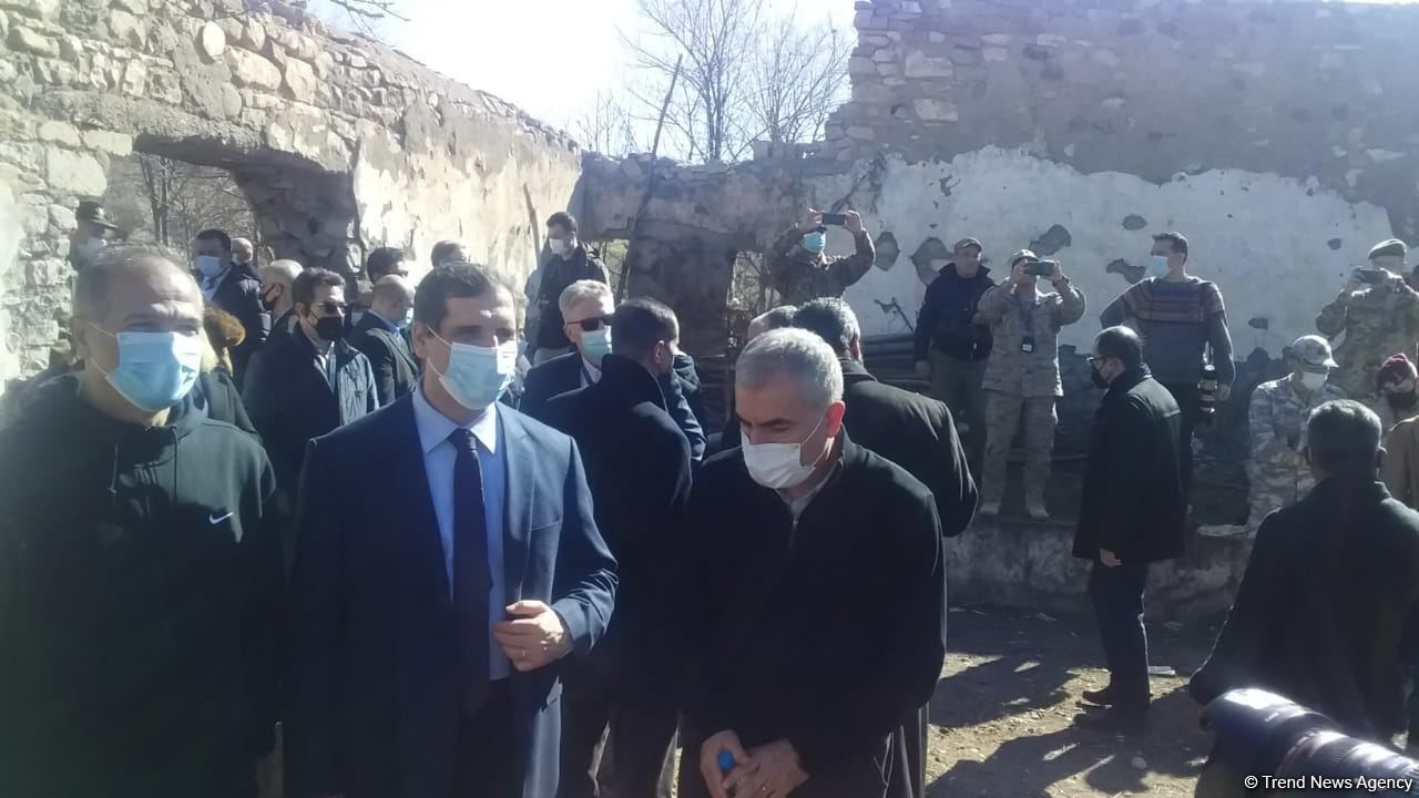 Представители дипкорпуса ознакомились с разрушенным армянами домом культуры в Джебраиле (ФОТО/ВИДЕО)