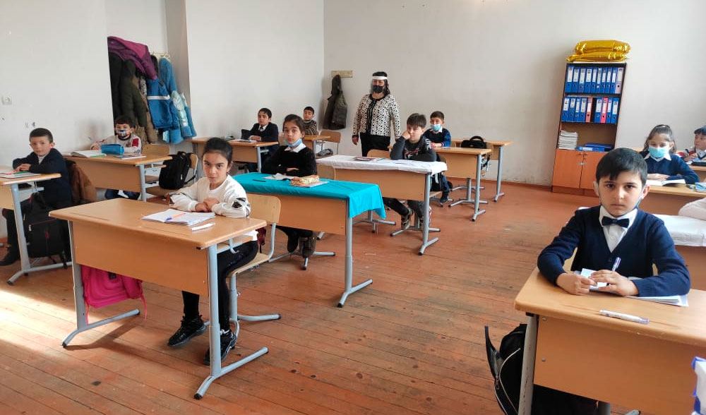 В регионах Азербайджана частично возобновлены занятия в V-IX классах школ (ФОТО)