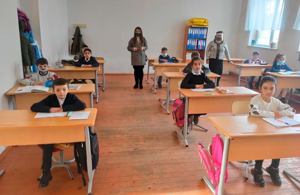 В регионах Азербайджана частично возобновлены занятия в V-IX классах школ (ФОТО)