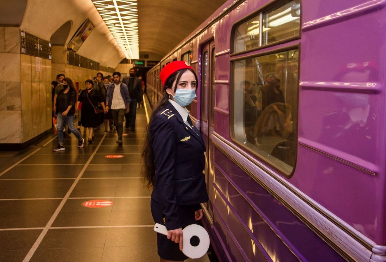 Metro qatarında nasazlıq yarandı, intervalda gecikmə oldu
