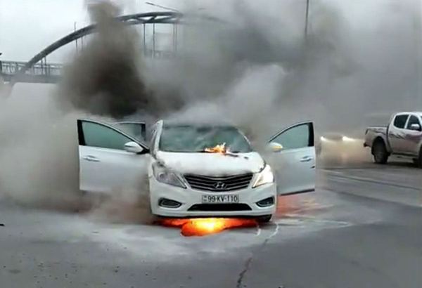 Bakı - Sumqayıt yolunda "Hyundai" hərəkətdə olarkən yandı (VİDEO)