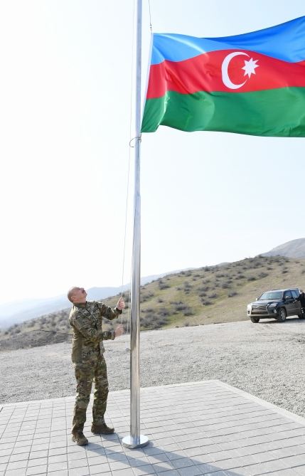 Prezident İlham Əliyev Laçında Azərbaycan bayrağını qaldırıb (FOTO/VİDEO)