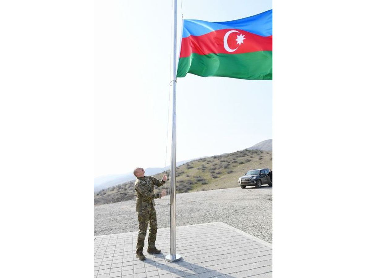 Prezident İlham Əliyev Laçında Azərbaycan bayrağını qaldırıb (FOTO/VİDEO)