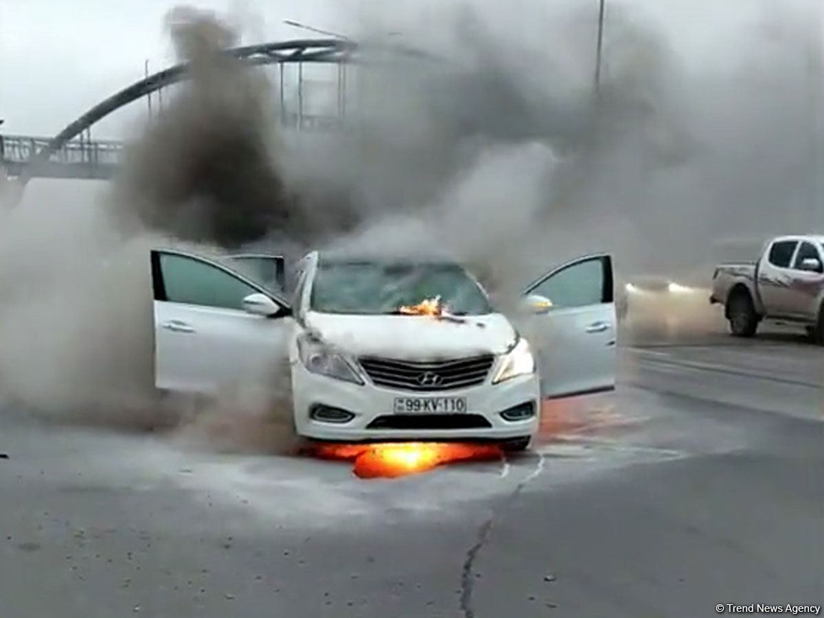 Bakı - Sumqayıt yolunda "Hyundai" hərəkətdə olarkən yandı (VİDEO)
