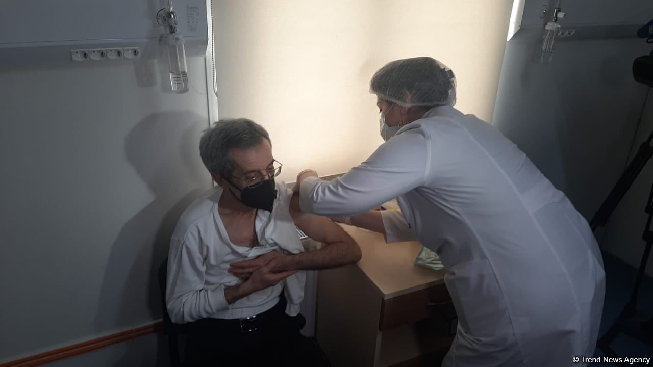 В Азербайджане началась вакцинация от коронавируса сотрудников Кабинета министров - репортаж Trend TV (ФОТО)