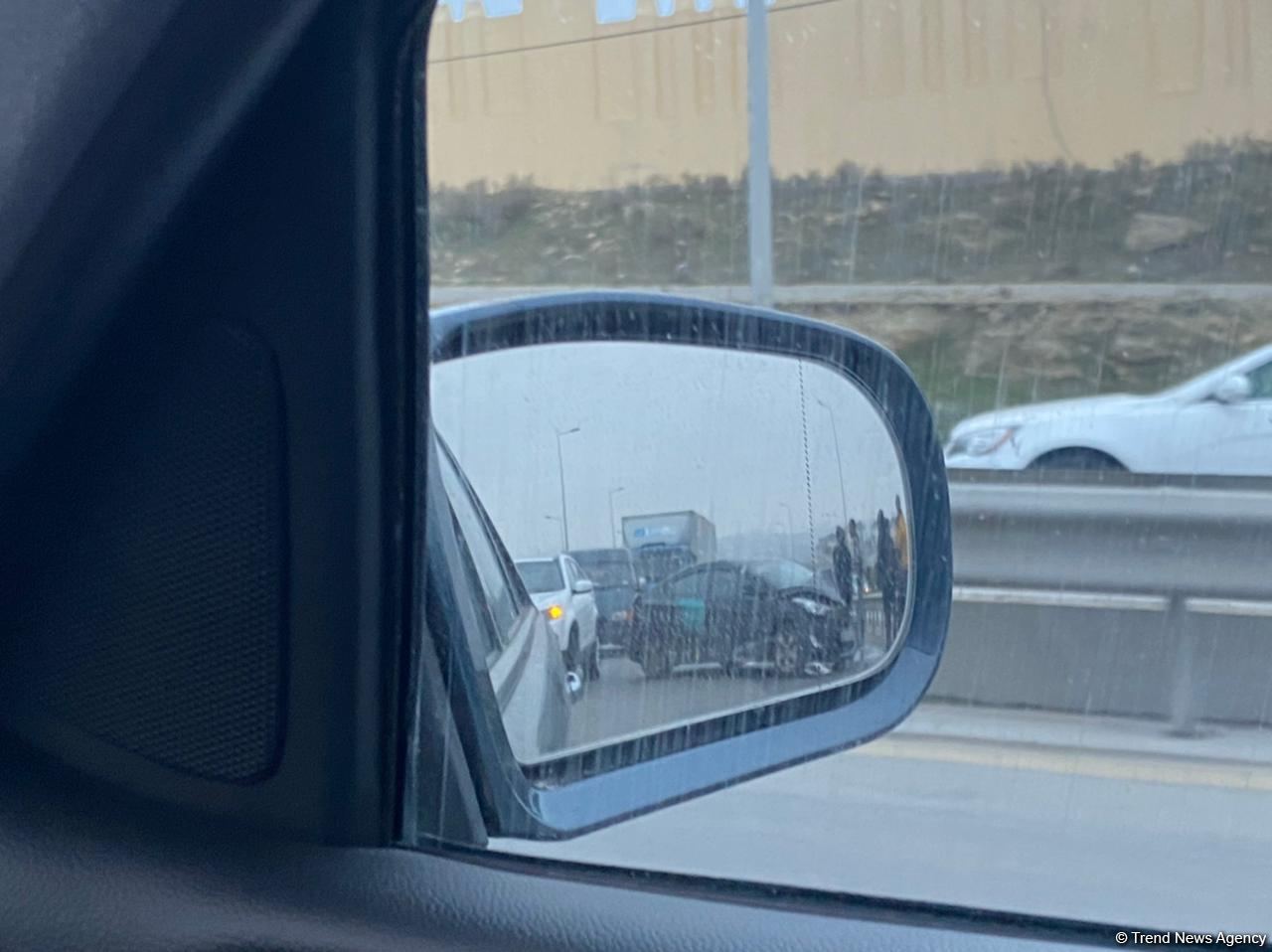 Bakıda yük maşını ilə minik avtomobili toqquşub, yolda tıxac yaranıb (FOTO) - Gallery Image