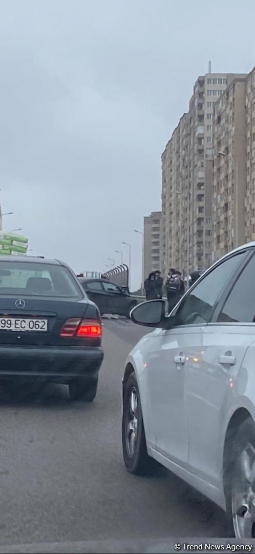 Bakıda yük maşını ilə minik avtomobili toqquşub, yolda tıxac yaranıb (FOTO)