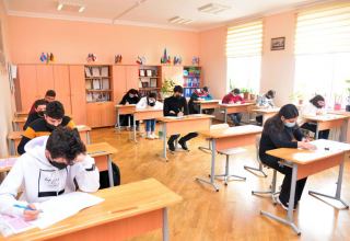 В одной из бакинских школ вновь возобновляются очные занятия