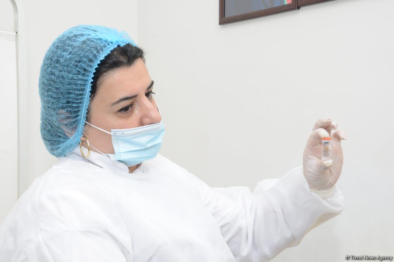 В Азербайджане от коронавируса вакцинировано более 337 тыс. человек