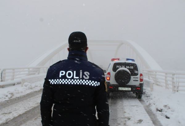 Дорожная полиция Азербайджана призвала водителей к осторожности в непогоду