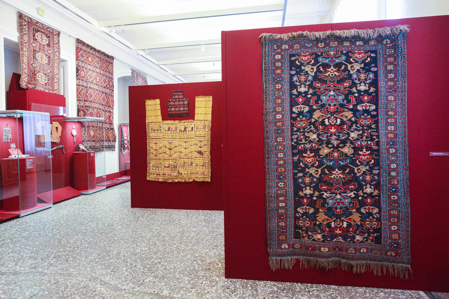 Вплетая нить судьбы... Азербайджанские ковры очаровывают Россию – интервью (ФОТО)