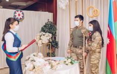Qazimiz müharibədə tibb bacısı kimi iştirak edən xanımla nikah bağlayıb (FOTO/VİDEO)