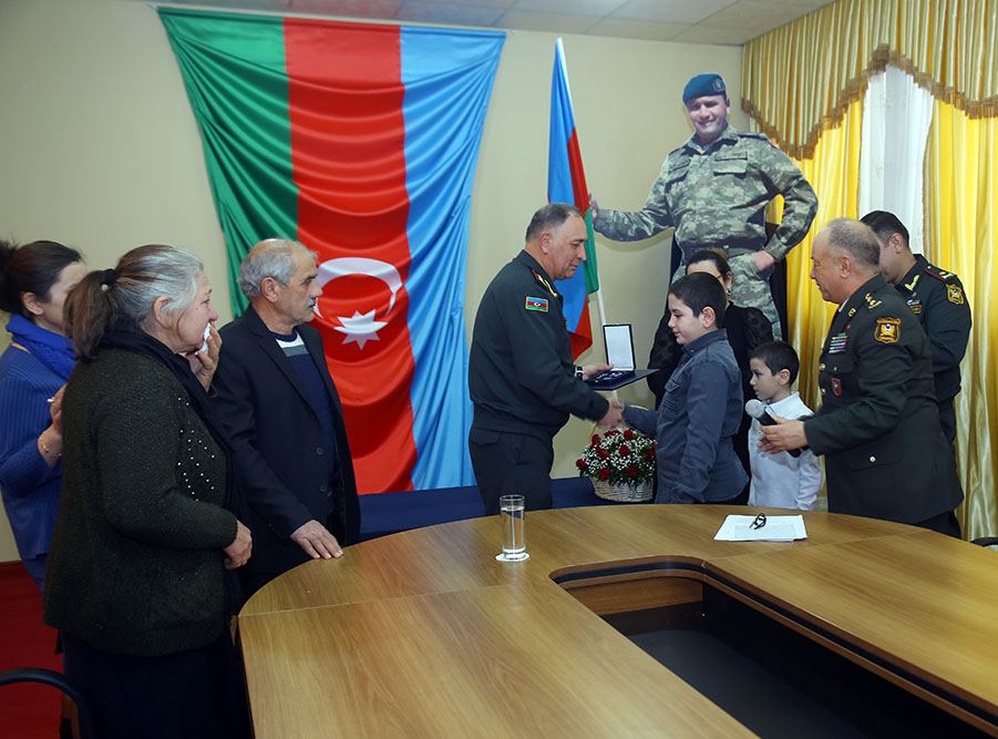 Семье шехида, командира батальона Азербайджанской армии вручена медаль НАТО «За достойную службу» (ФОТО/ВИДЕО)
