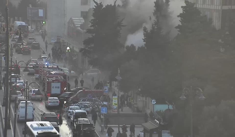 В связи с пожаром в Баку на некоторых автобусных маршрутах наблюдаются задержки – БТА (ФОТО)