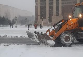Снег парализовал автодвижение в Сумгайыте (ФОТО)