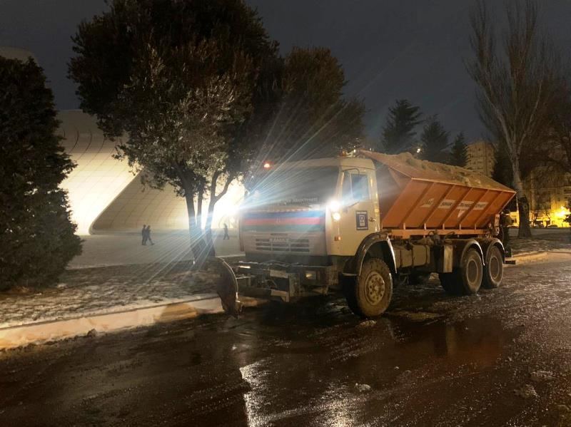В Баку продолжаются снегоуборочные работы (ФОТО/ВИДЕО)