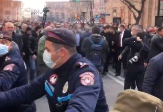 Yerevanda Nazirlər Kabineti qarşısında etiraz aksiyası keçirilir, 16 nəfər saxlanılıb