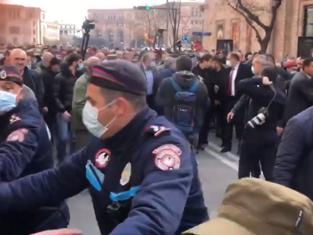 В Армении родные без вести пропавших продолжают держать в блокаде здание оборонного ведомства