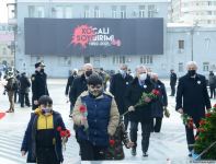 Vətəndaşlar "Ana harayı" abidəsini ziyarət edirlər (FOTOREPORTAJ)