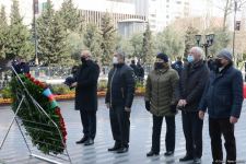 Vətəndaşlar "Ana harayı" abidəsini ziyarət edirlər (FOTOREPORTAJ)