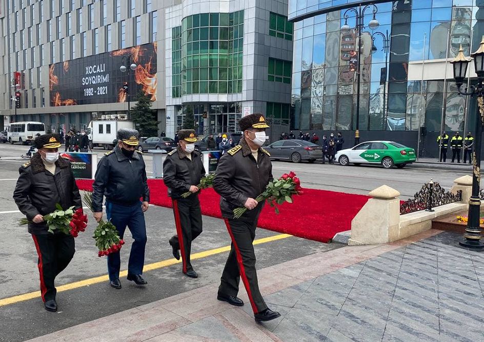 Руководство Минобороны Азербайджана посетило памятник Ходжалинскому геноциду (ФОТО)