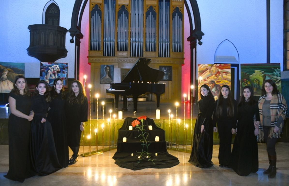 Зажжены свечи в память о жертвах Ходжалинского геноцида… - боль трагедии в музыки и картинах художников (ФОТО)