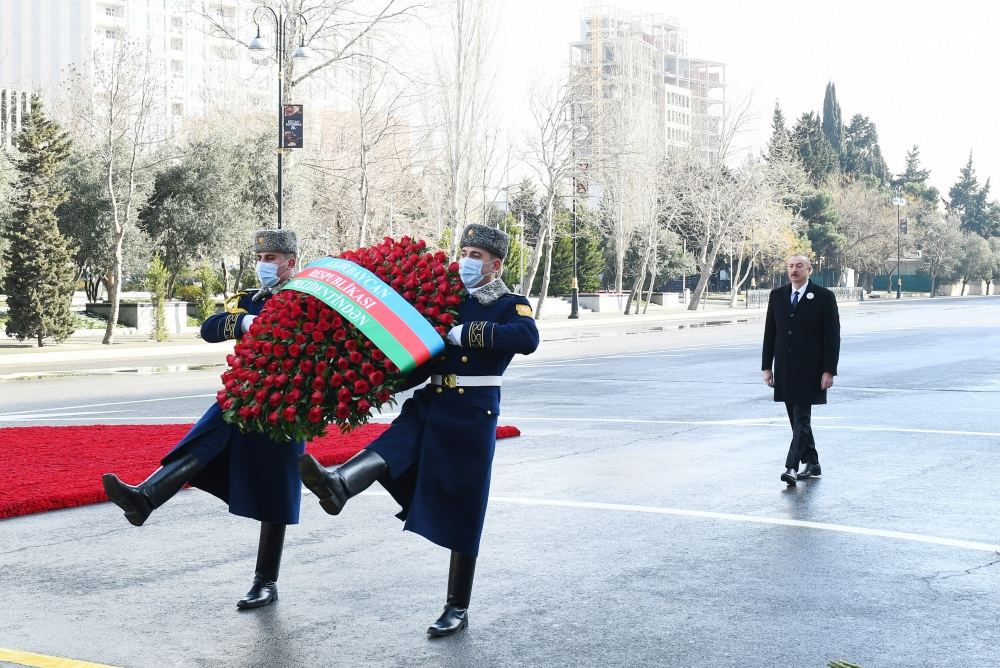 Azerbaijani president, first lady visit Khojaly genocide memorial (PHOTO)