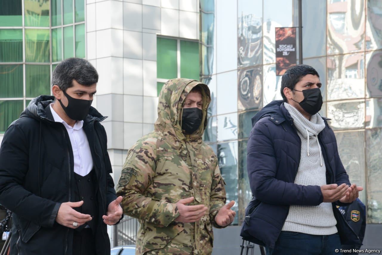 Vətəndaşlar "Ana harayı" abidəsini ziyarət edirlər (FOTOREPORTAJ)