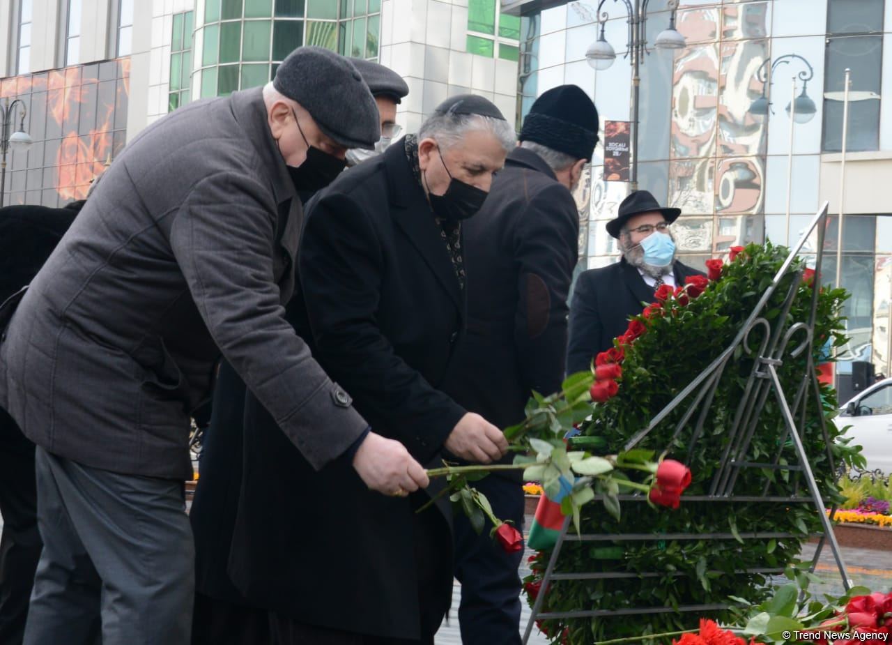 Vətəndaşlar "Ana harayı" abidəsini ziyarət edirlər (FOTOREPORTAJ)