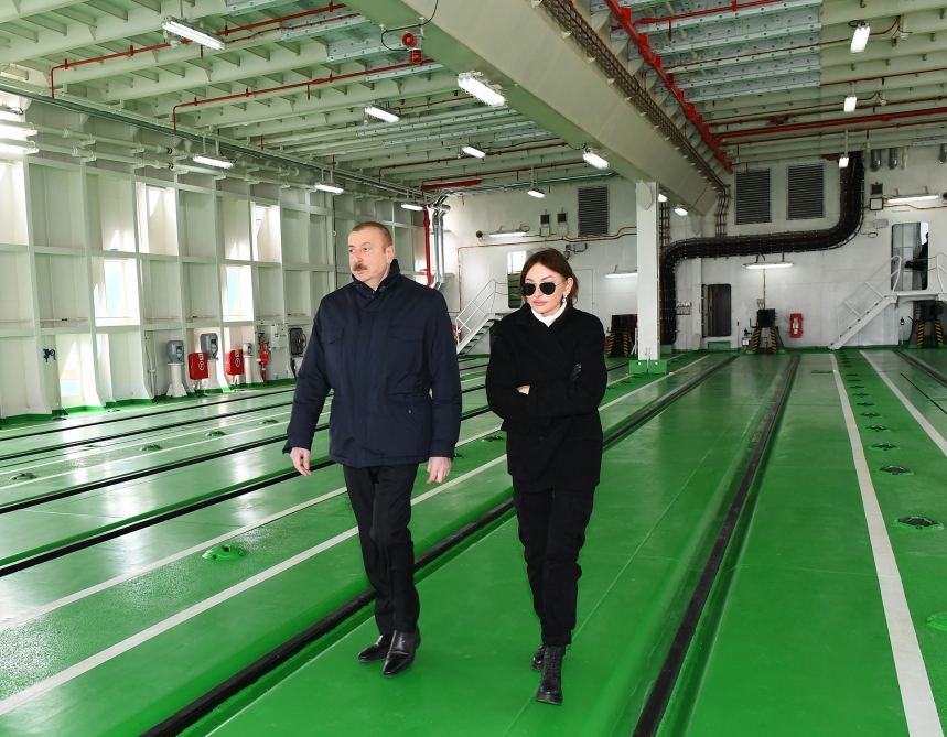 Президент Ильхам Алиев и Первая леди Мехрибан Алиева приняли участие в церемониях спуска на воду судна-парома типа Ro-Pax «Академик Зарифа Алиева» и сдачи в эксплуатацию судна-парома «Азербайджан» аналогичного назначения (ФОТО/ВИДЕО)