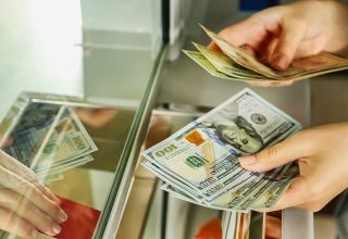 Банки Азербайджана втрое увеличили покупку долларов